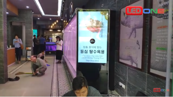 Màn hình chân đứng 49” WIFI tại cửa hàng ẩm thực ĂN NGON HÔM NAY