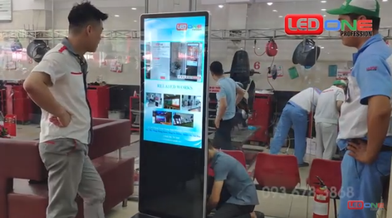 Màn hình LCD chân đứng 43 inch WIFI tại HONDA Thắng Lợi 3