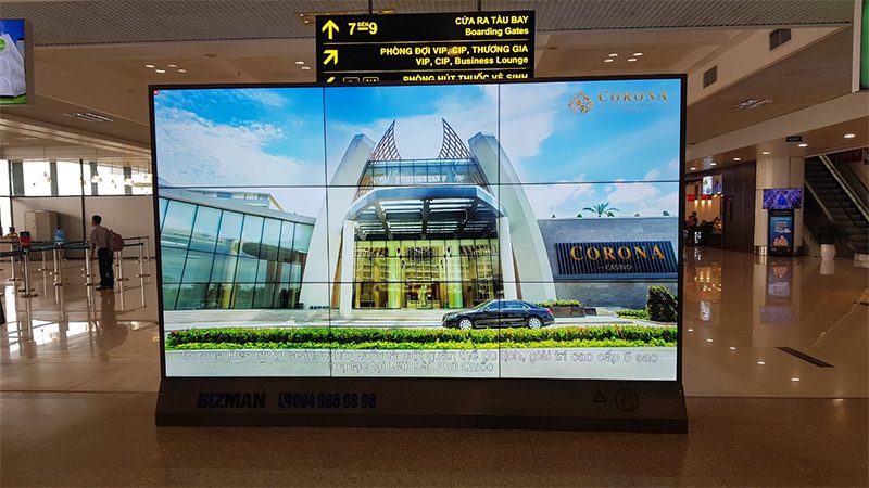 Màn hình quảng cáo sân bay